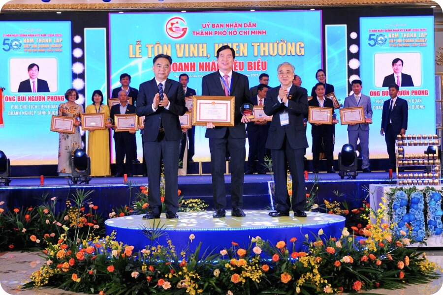 Lê Phong cùng Chủ tịch Hội đồng quản trị Bùi Ngươn Phong nhận bằng khen từ lãnh đạo UBND Thành phố vì thành tích xuất sắc trong phong trào doanh nghiệp và doanh nhân tiêu biểu.