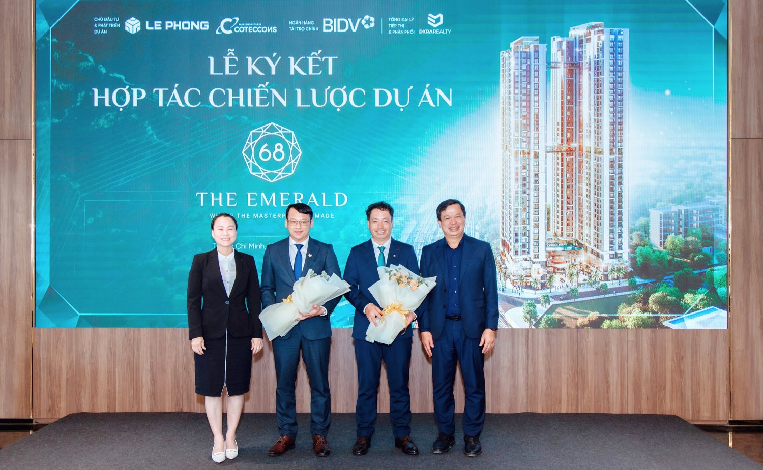 Người phụ nữ đứng đầu hàng thứ nhất, bên trái, là bà Trần Thị Hà, giữ chức Phó Tổng Giám đốc của Tập đoàn Lê Phong.